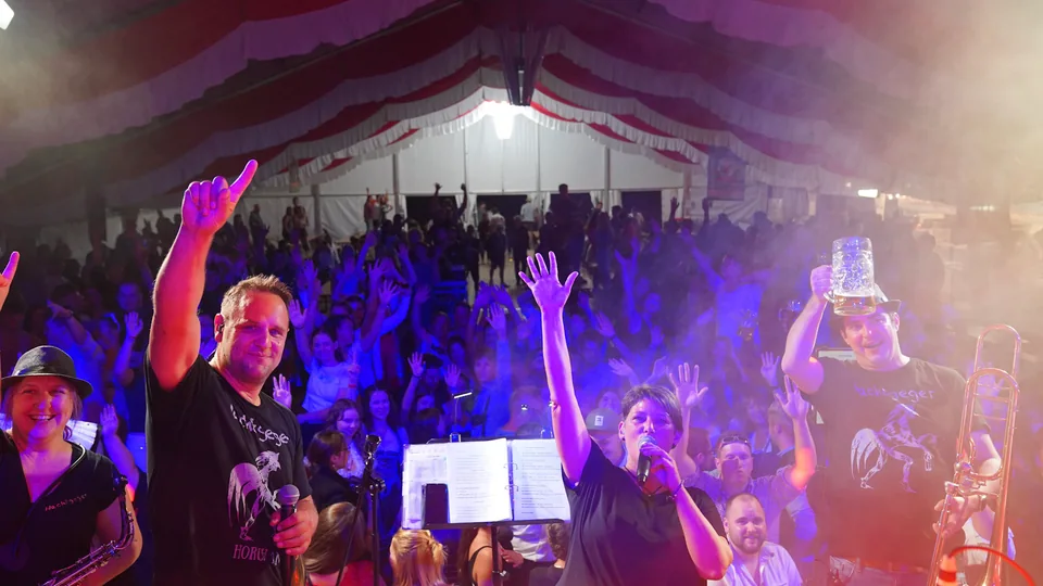 Nachtgeger und feierndes Publikum im Festzelt