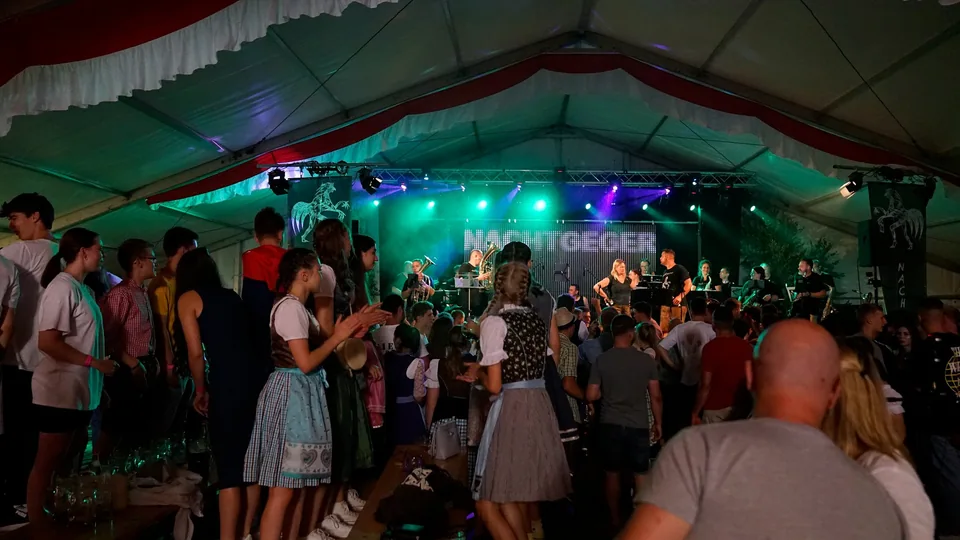 Tanzendes Publikum vor der Nachtgeger-Bühne im Festzelt