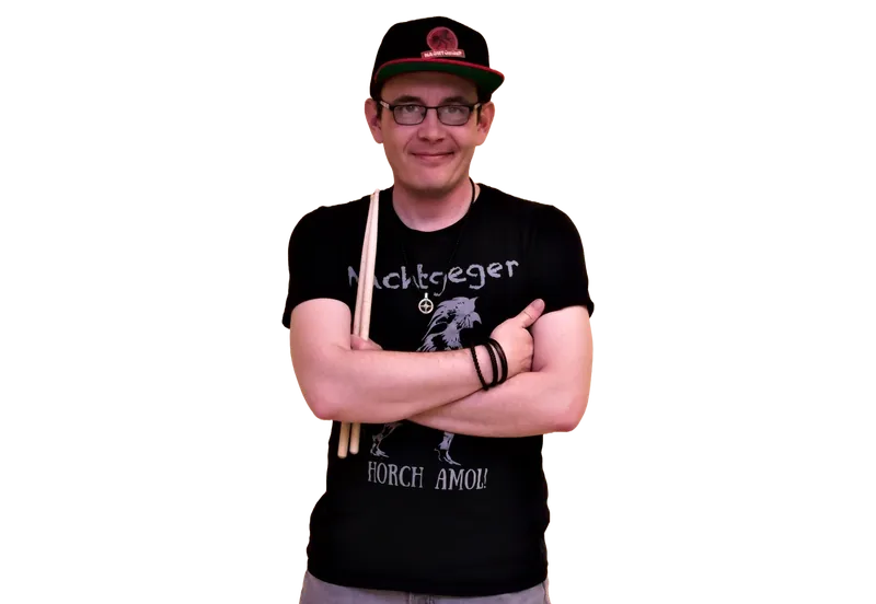 Der Nachtgeger-Schlagzeuger mit Drumsticks