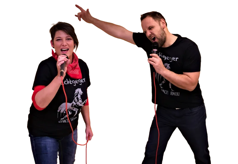 Das Nachtgeger-Gesangsduo mit Mikrofonen